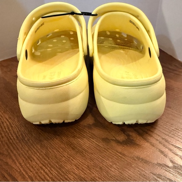 CROCS Yellow Women's classic platform Clogs. Platform. Size 10 - Picture 2 of 6